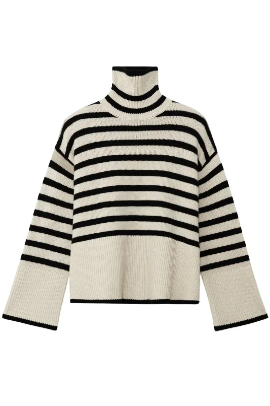 Steal Deal Signature Stripe Turtleneck
