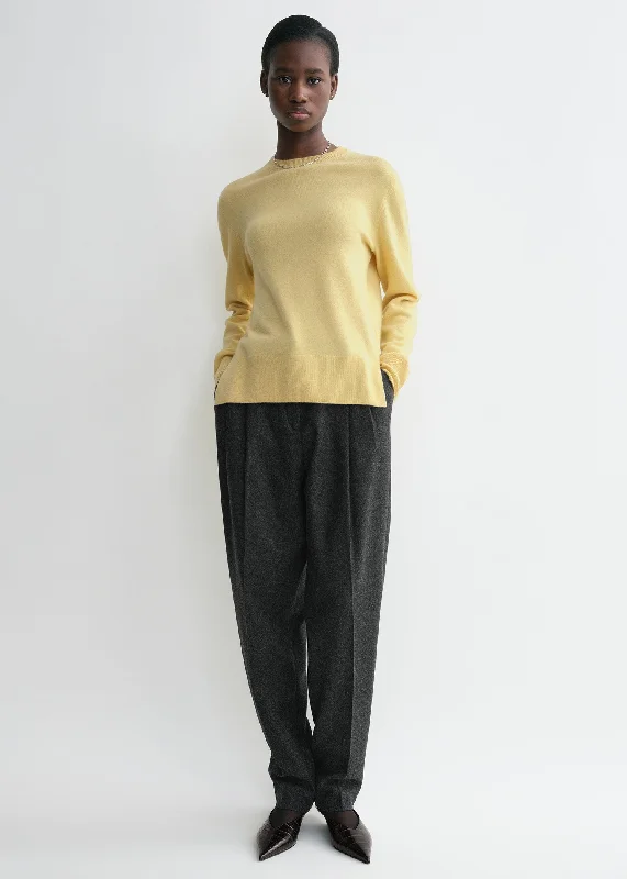 Weekend Specials to Savor Crew-neck cashmere knit soft yellow